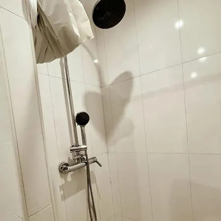 1br Et Canape Lit Dans Le Salon Appartement Paris