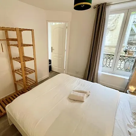 1br Et Canape Lit Dans Le Salon Appartement *