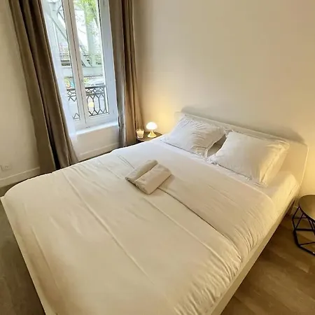 1br Et Canape Lit Dans Le Salon Appartement Paris
