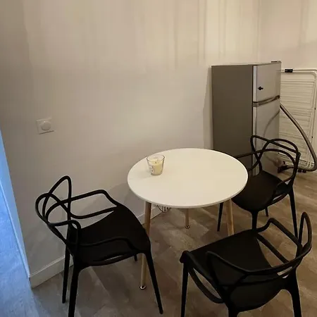 1br Et Canape Lit Dans Le Salon Appartement