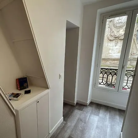 Appartement 1br Et Canape Lit Dans Le Salon Paris