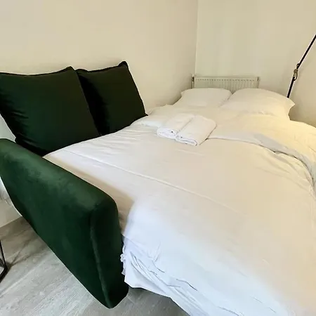 1br Et Canape Lit Dans Le Salon Appartement Paris