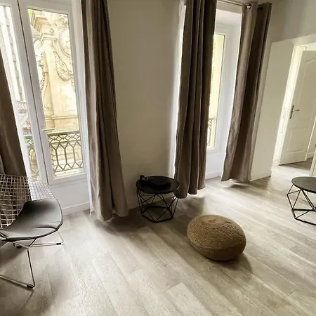 1br Et Canape Lit Dans Le Salon